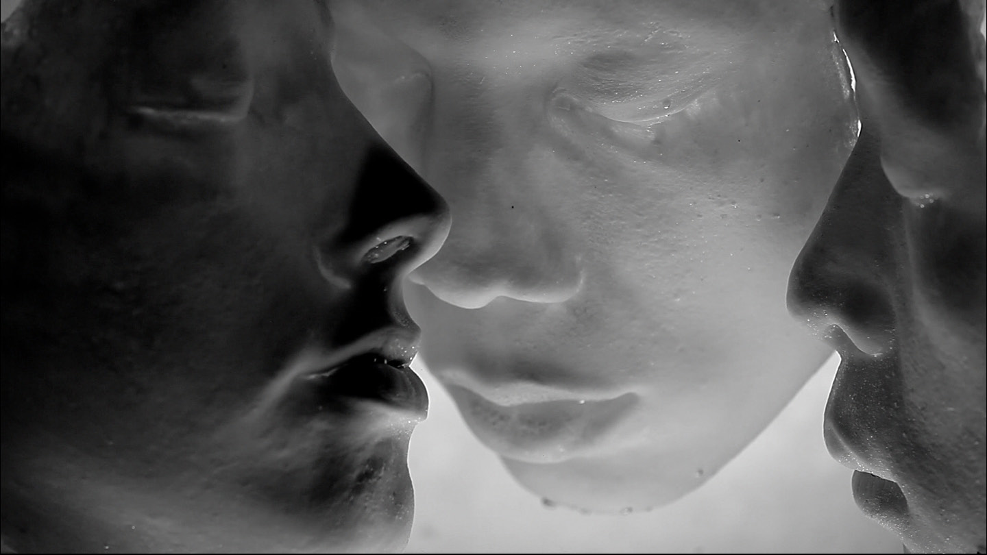 Photogramme du film AMOK, fragment de visage