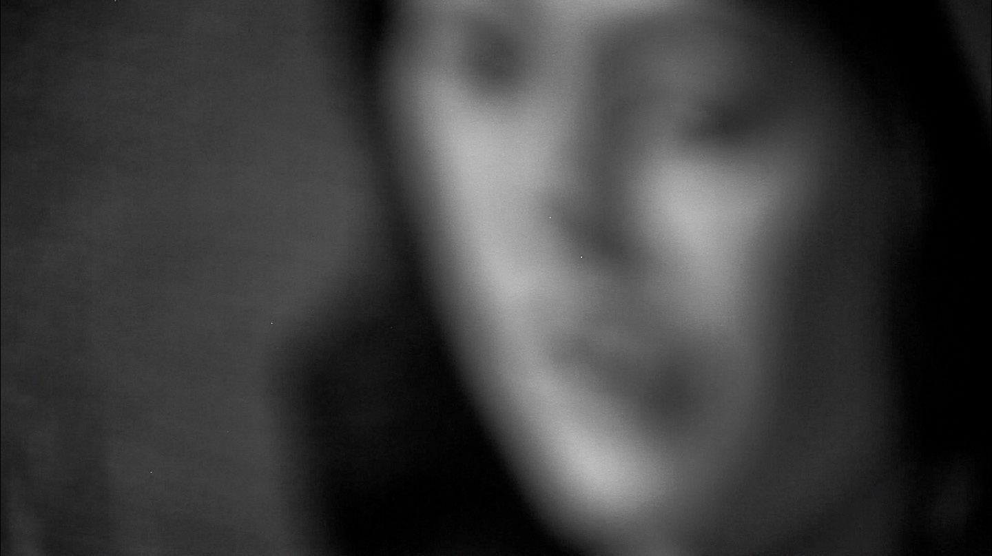 Photogramme du film AMOK, regard frontal