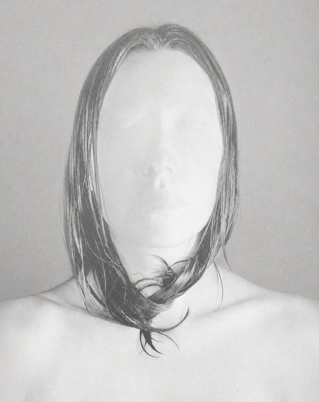 Autoportrait dont le visage est effacé par la lumière