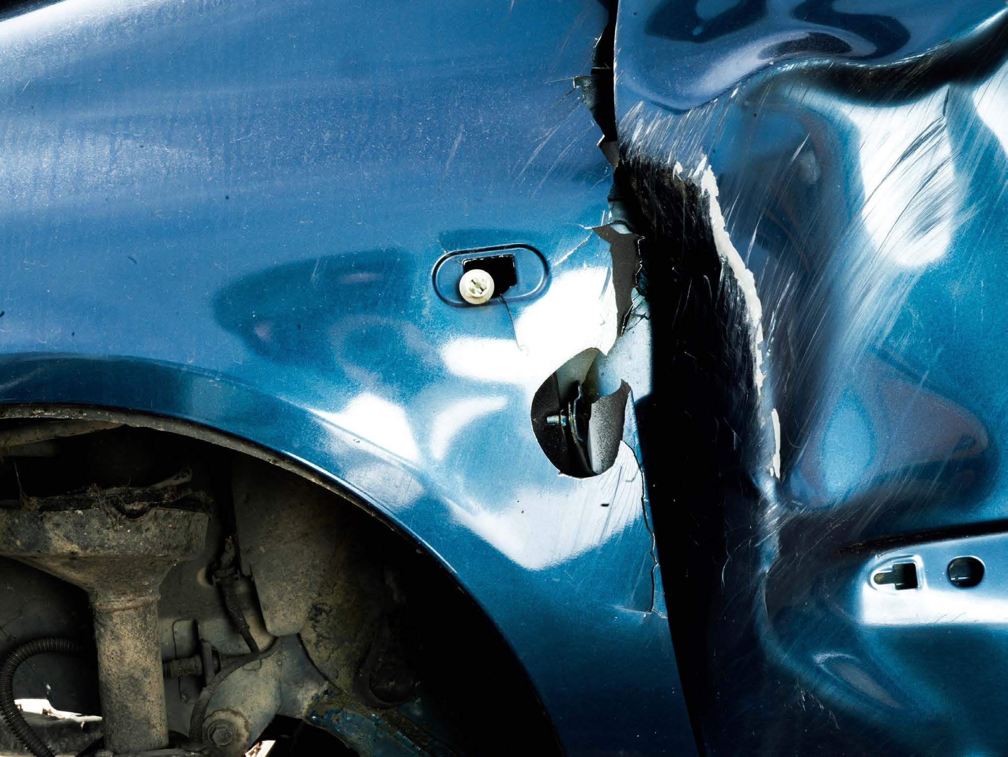 Carrosserie bleue profondément cabossée