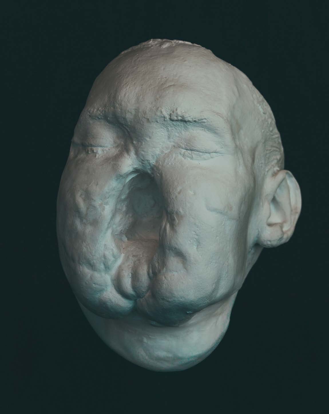 Moulage déformé d’un visage