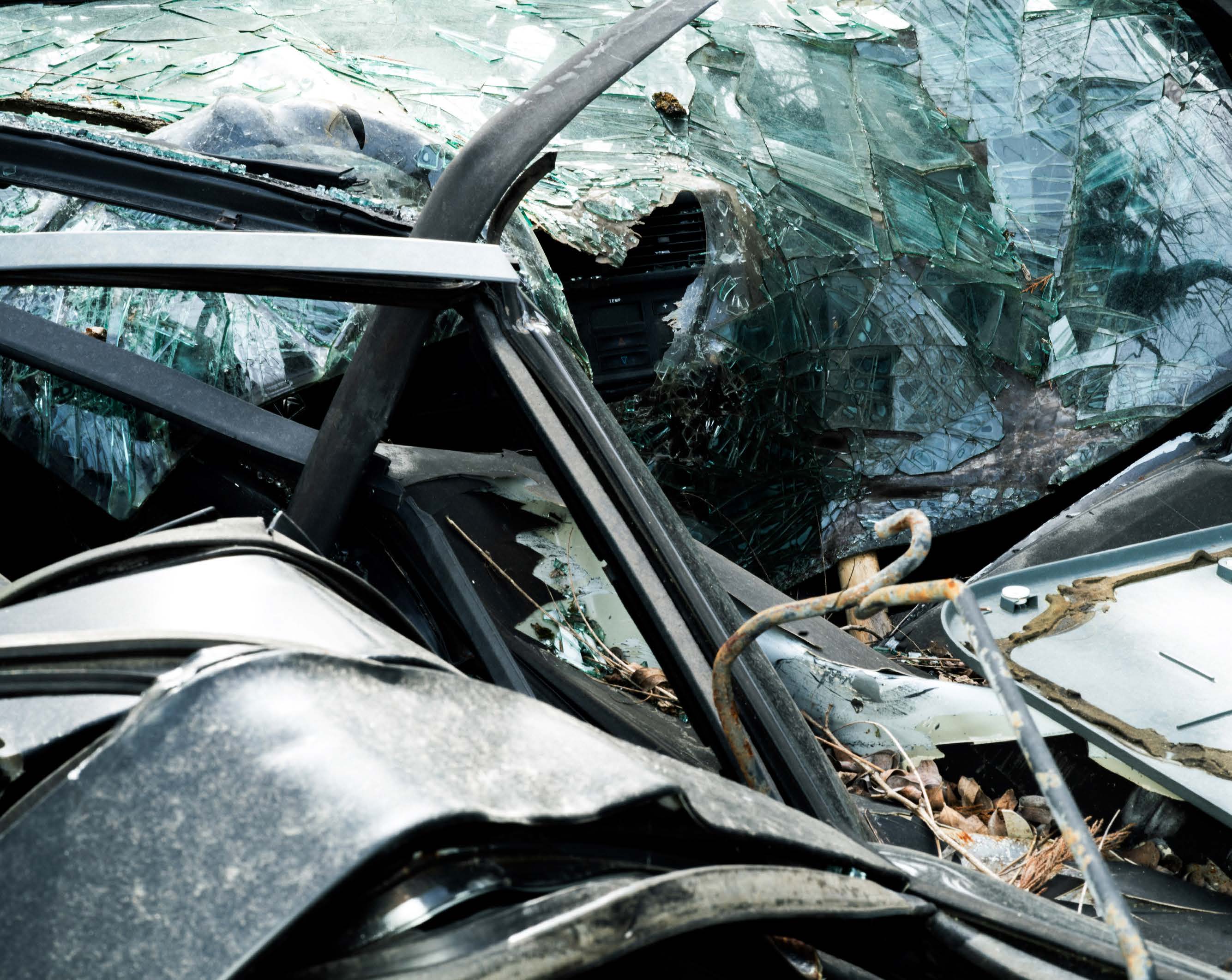 Pare-brise et carrosserie déformés par un accident