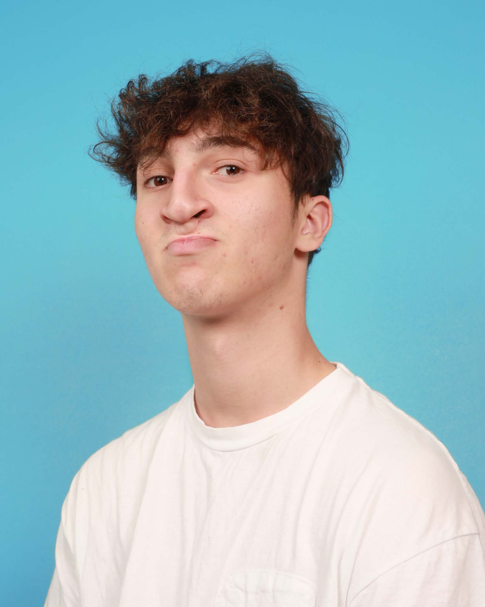Portrait d’un adolescent devant un fond bleu