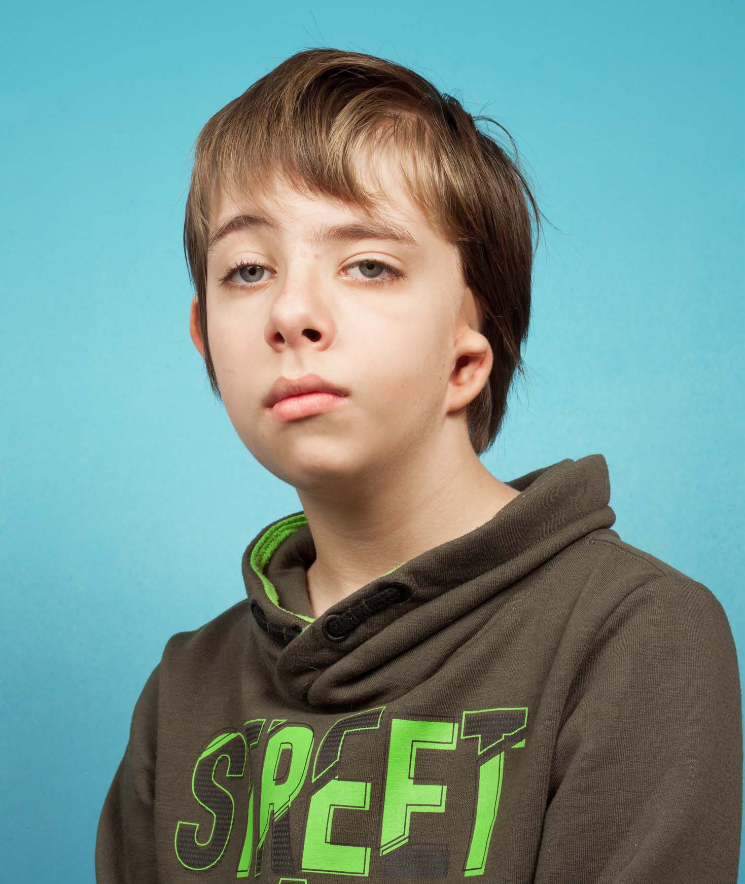Portrait d’un enfant devant un fond bleu