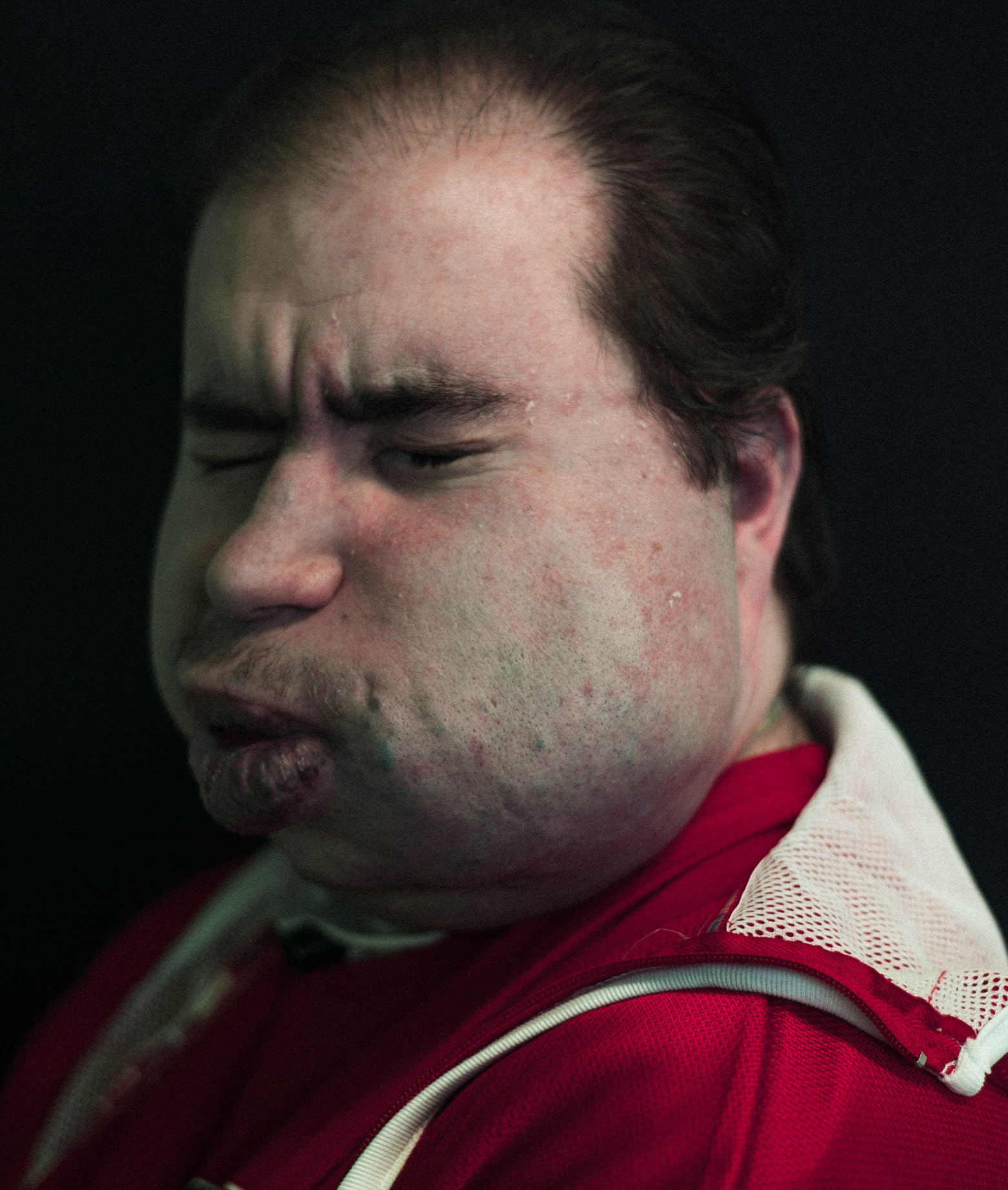 Portrait de profil d’un homme vêtu de rouge