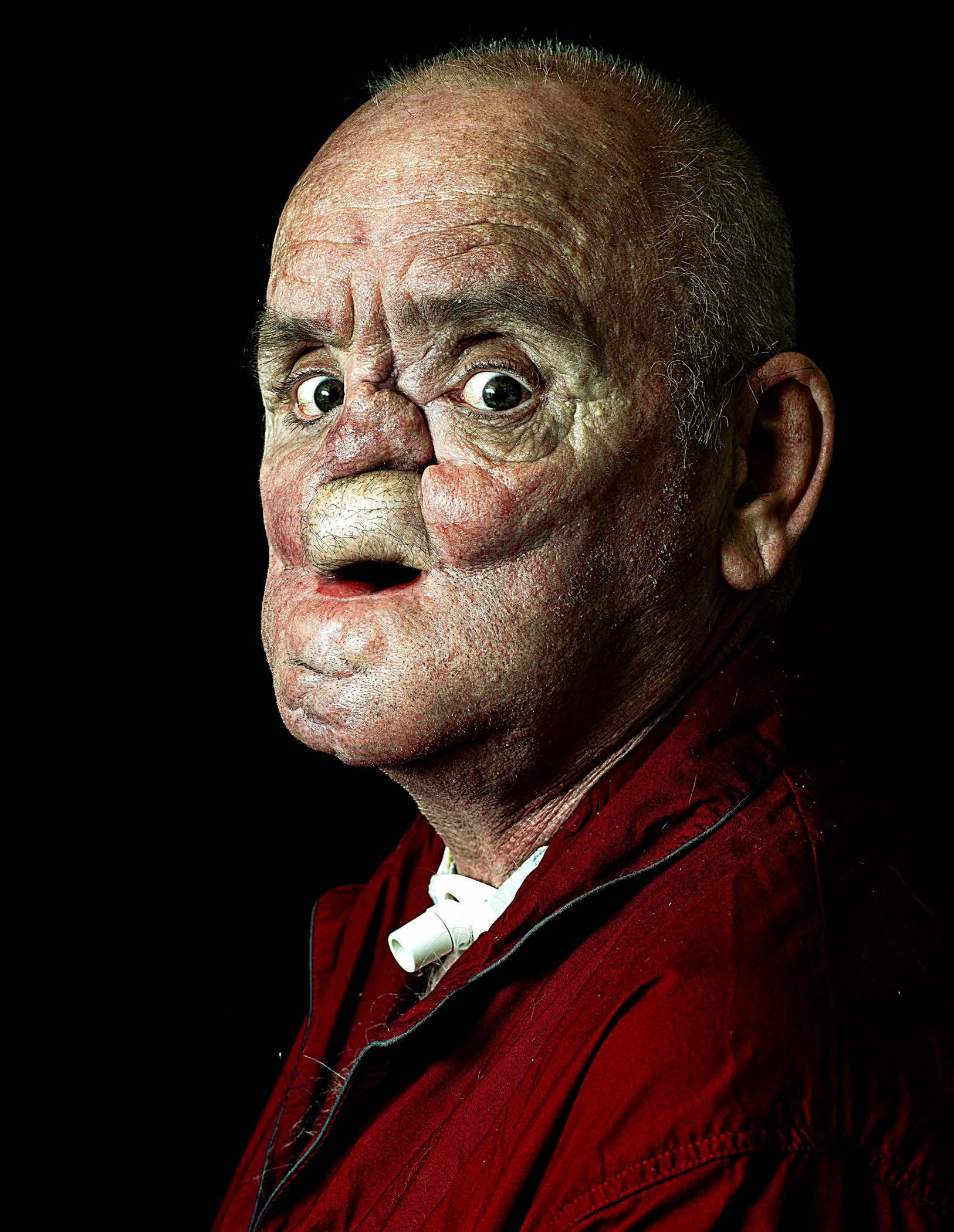 Portrait frontal d’un homme au visage marqué