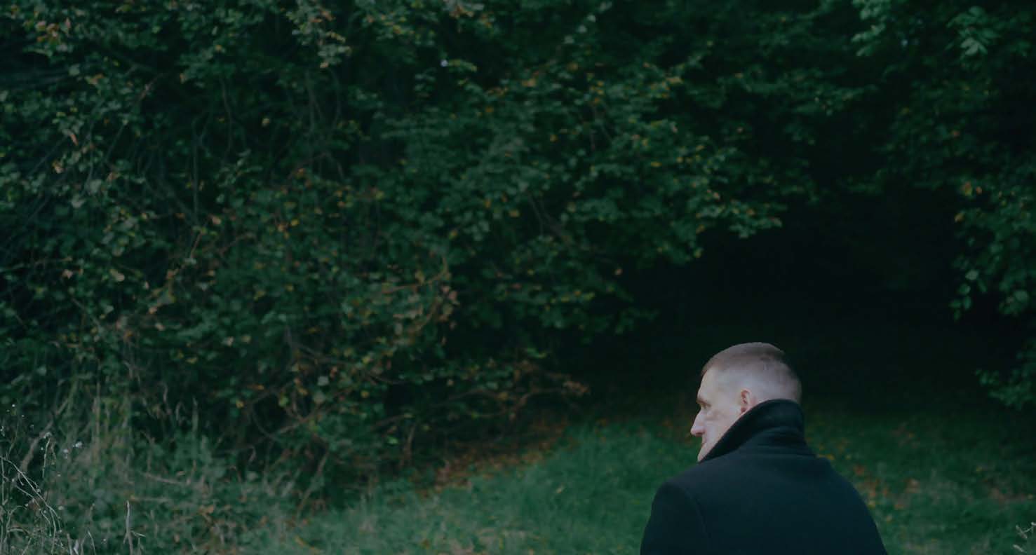 Volodymyr marchant à l’orée d’une forêt