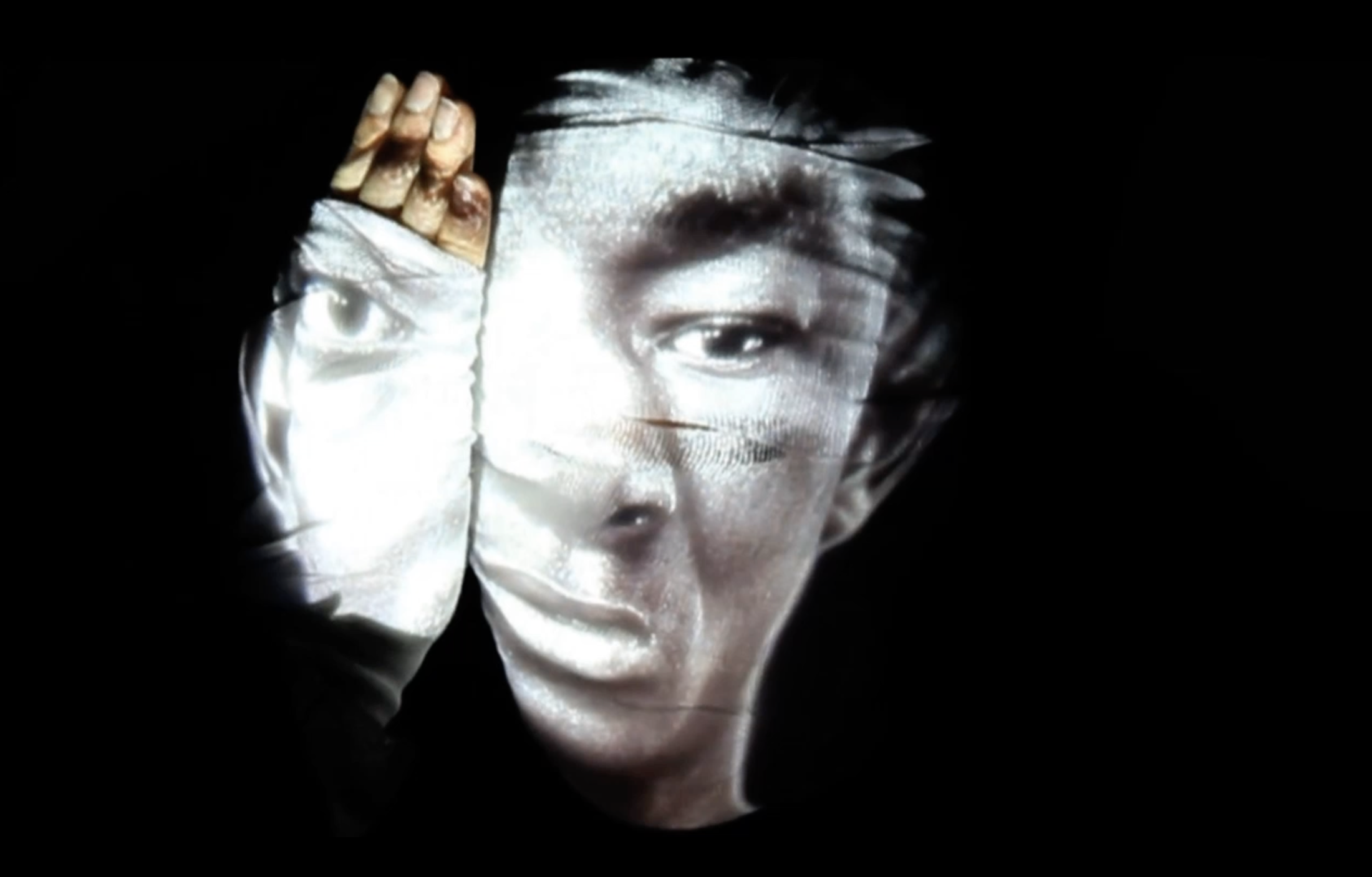 Photogramme du film InvU, visages projetés et recomposés
